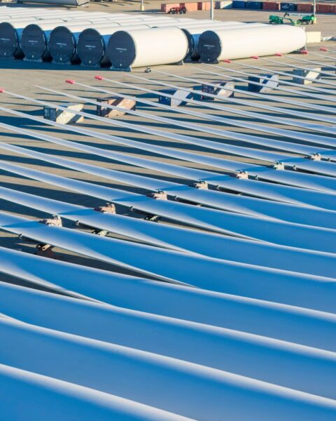 Les déchets de pales d'éoliennes : réalité des « cimetières » ou zones de stockage temporaires ?