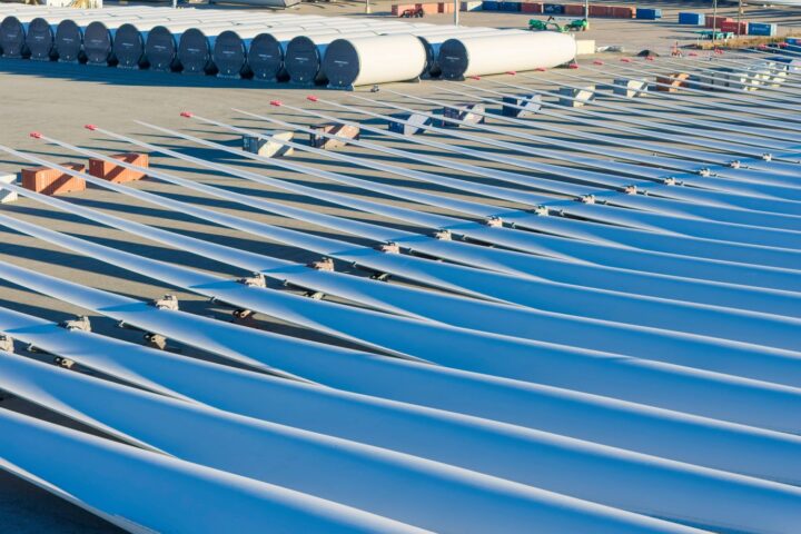 Les déchets de pales d'éoliennes : réalité des « cimetières » ou zones de stockage temporaires ?