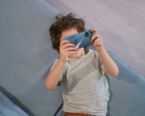 Les députés adoptent une loi interdisant l'accès aux réseaux sociaux pour les moins de 15 ans