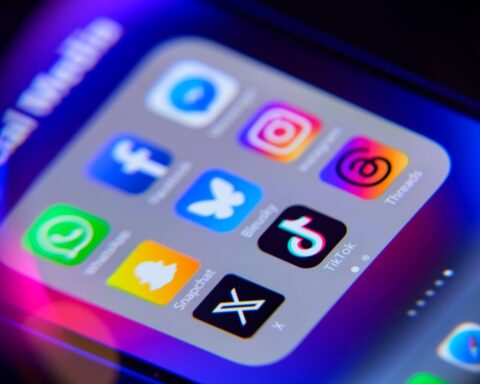 Les députés votent sur l'interdiction des réseaux sociaux pour les moins de 15 ans ce lundi