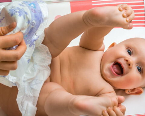 Les parents développent une désensibilisation au dégoût face aux fluides corporels, selon une étude britannique