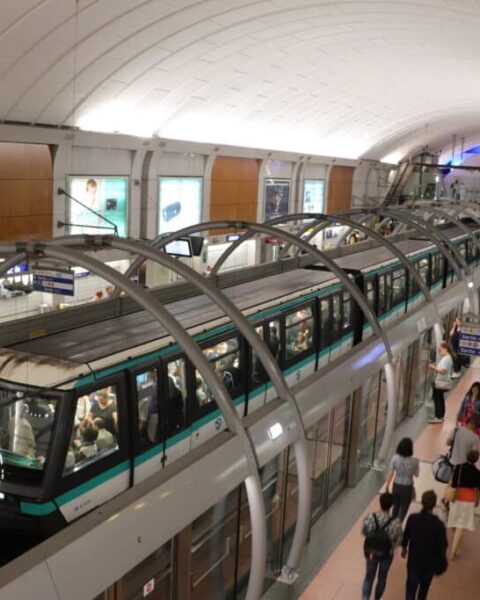 Ligne 14 : le métro le plus fréquenté d'Île-de-France dépasse désormais la ligne 1 en termes de passagers.