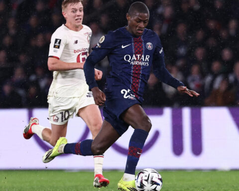 Ligue des champions : le PSG lutte pour rester dans le top 8 tandis que Monaco et l'OM face à des menaces majeures après la finale de la CAN, où le Maroc et le Sénégal se réconcilient.
