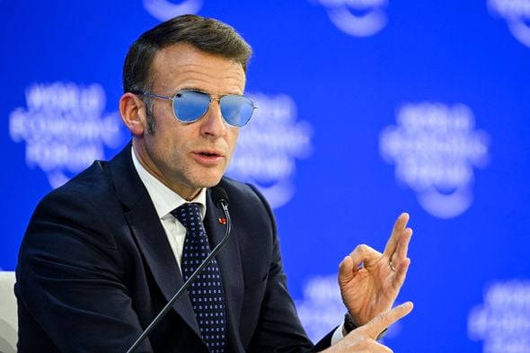 Macron apparaît à Davos avec des lunettes de soleil lors de son discours