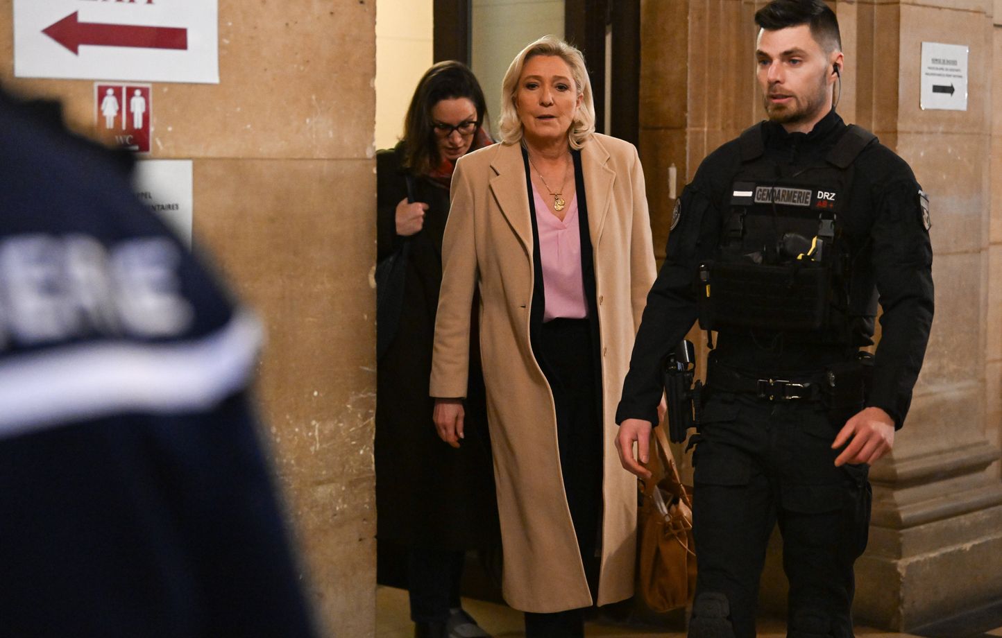 Marine Le Pen affirme sa détermination à prouver son innocence lors de son procès en appel à Paris