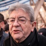 Mélenchon critique la position « pitoyable » de Macron sur l'intervention américaine au Venezuela