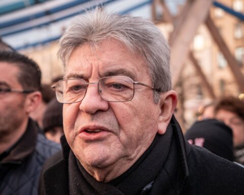 Mélenchon critique la position « pitoyable » de Macron sur l'intervention américaine au Venezuela