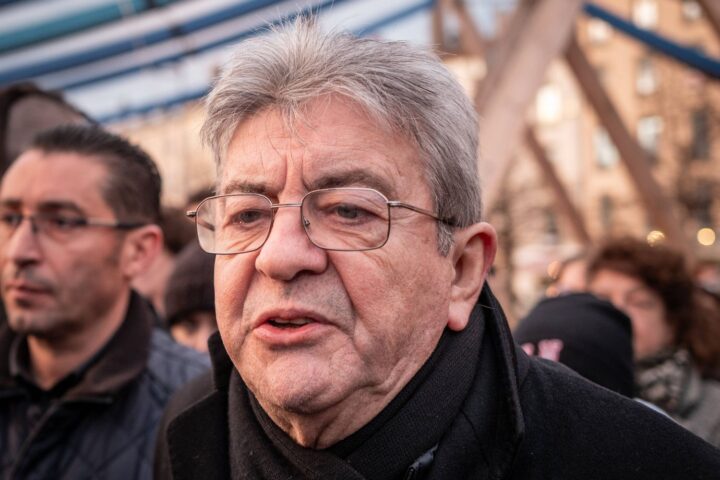 Mélenchon critique la position « pitoyable » de Macron sur l'intervention américaine au Venezuela