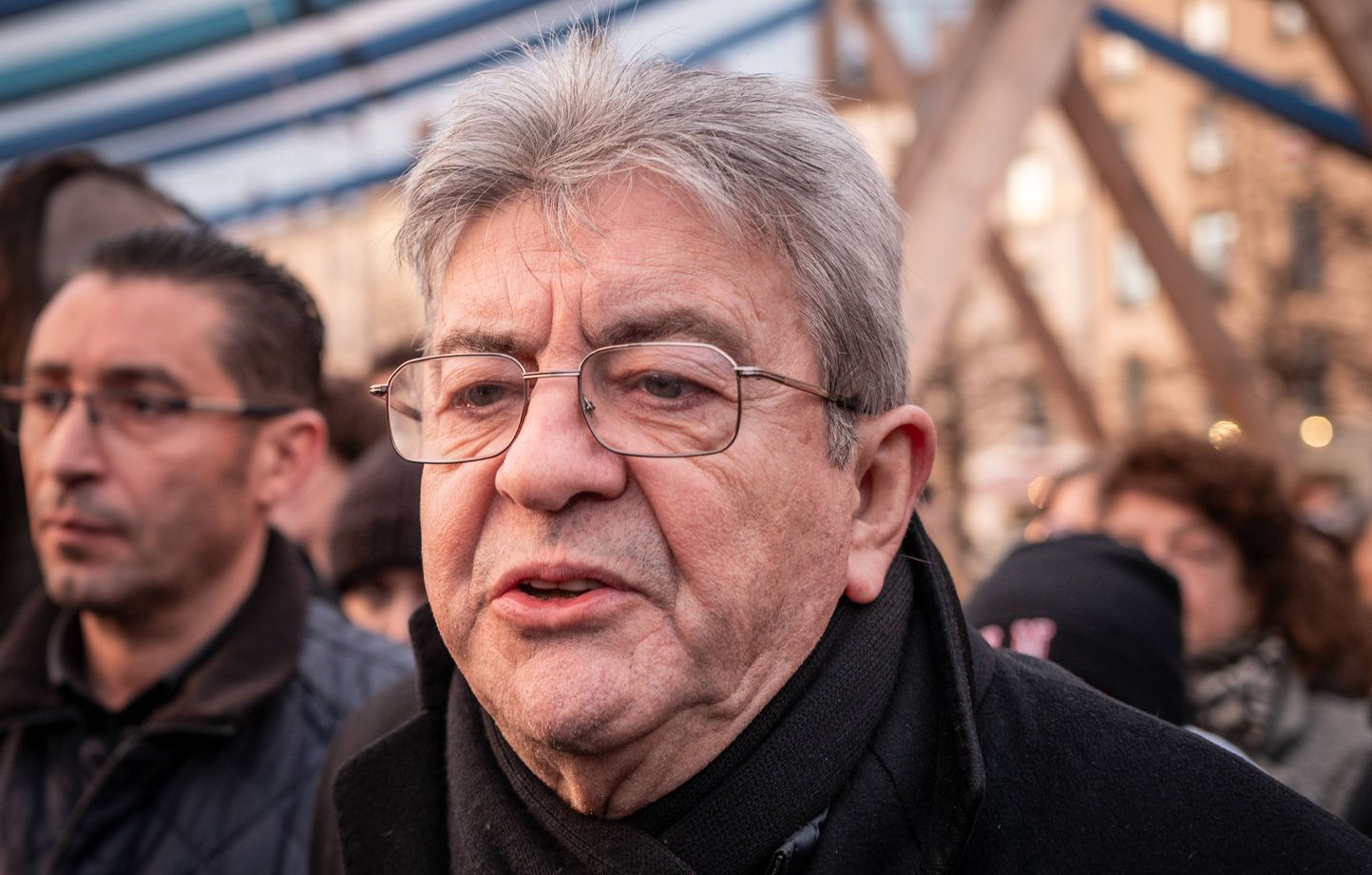 Mélenchon critique la position « pitoyable » de Macron sur l'intervention américaine au Venezuela