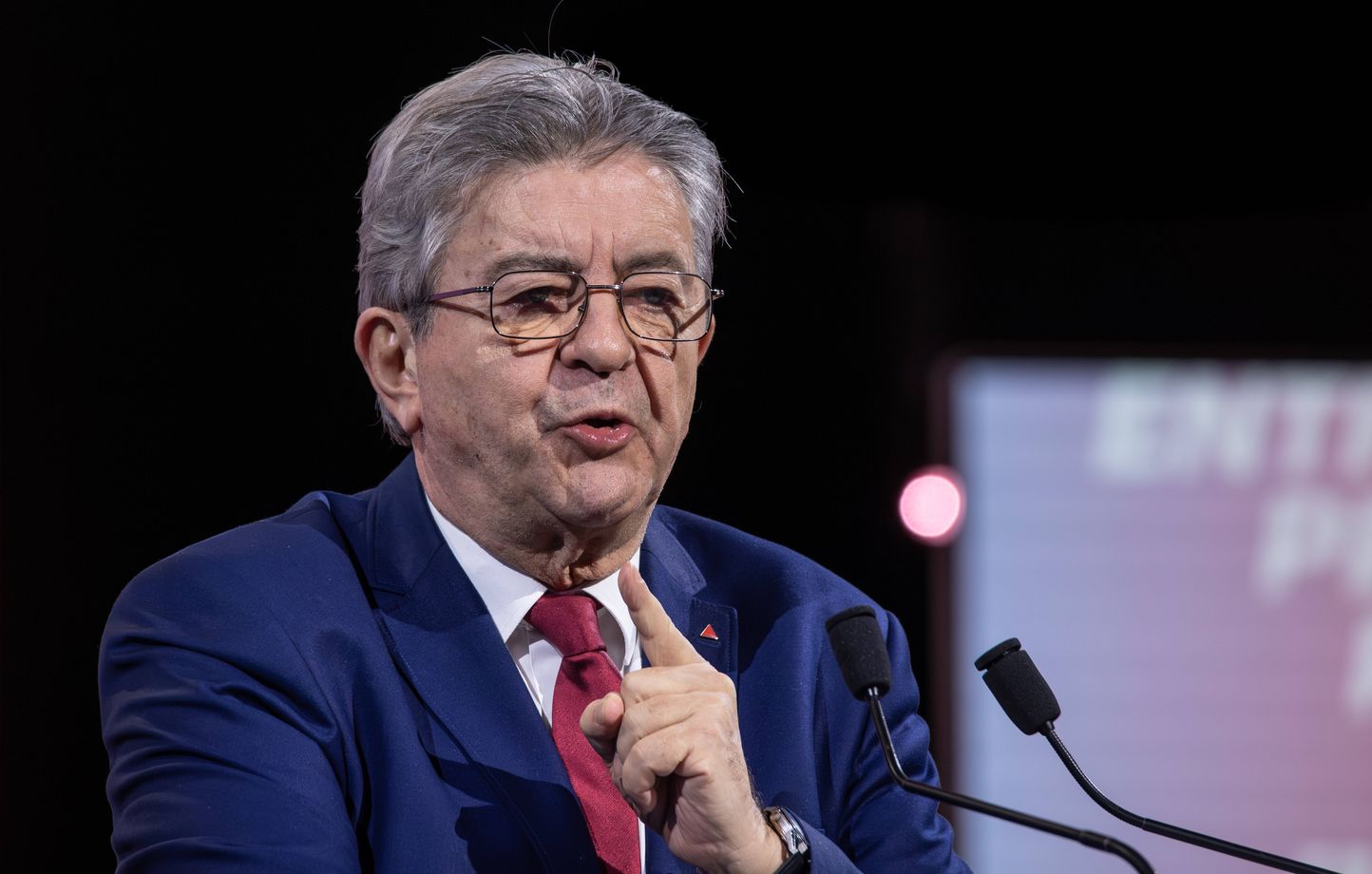 Mélenchon se rend chez Dassault et loue les atouts du Rafale à Cergy