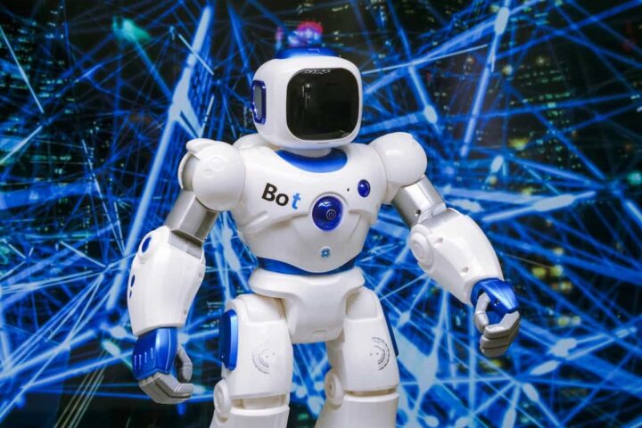 Mistral AI ambitionne d'atteindre un chiffre d'affaires de un milliard d'euros d'ici 2026.