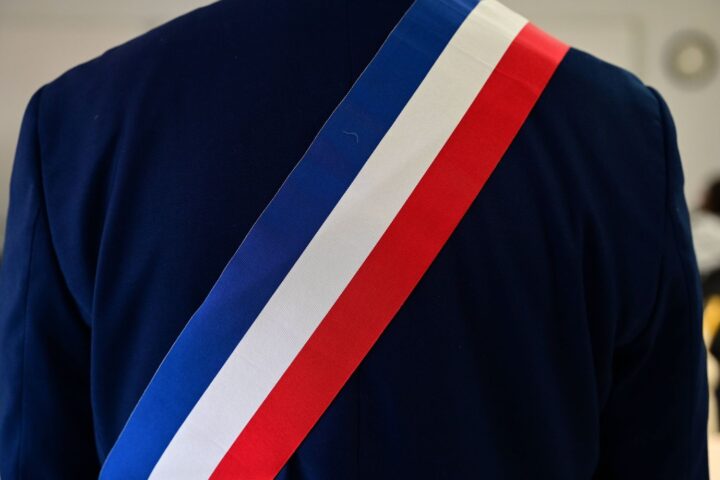 Municipales 2026 : un maire accusé de viol et proxénétisme se représente malgré les controverses