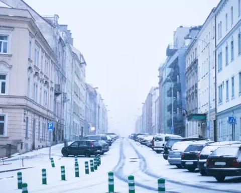 Neige, verglas et vents violents : une vigilance orange instaurée dans six nouveaux départements.
