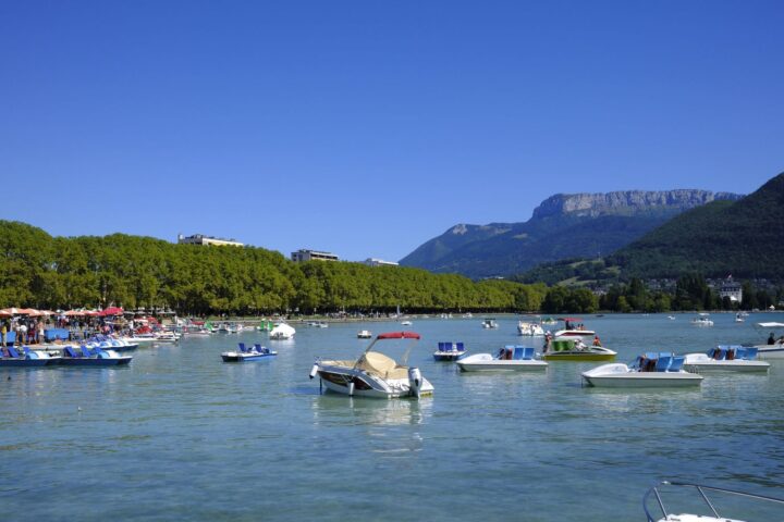 Pollution par microplastiques provenant des pneus détectée dans le lac d'Annecy