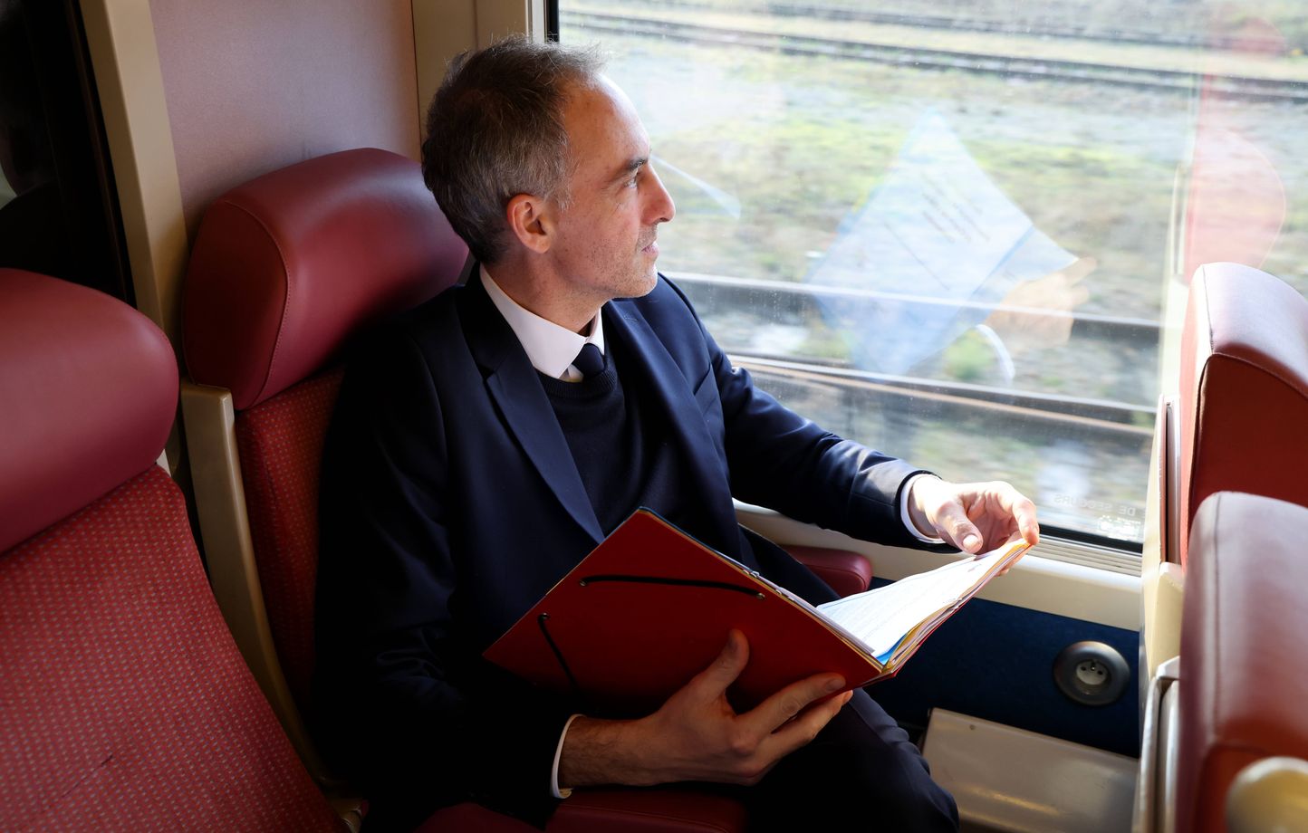 Raphaël Glucksmann révèle que son grand-père était un espion soviétique au service de Staline