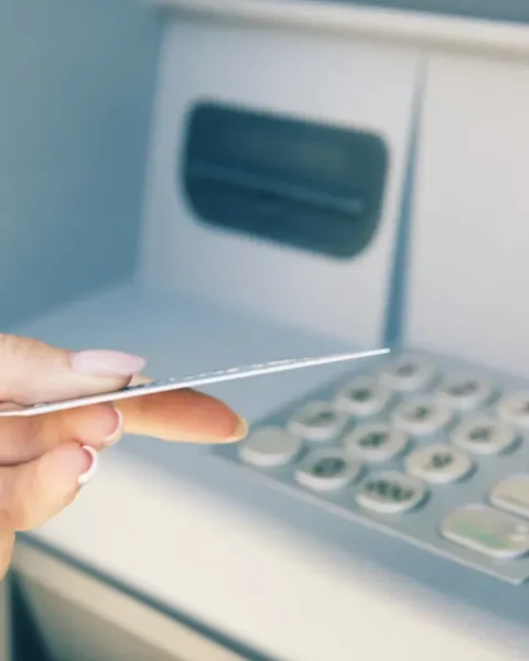 Retraits d'argent en 2026 : les nouvelles règles susceptibles d'impacter vos finances.