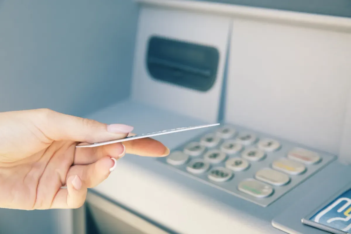 Retraits d'argent en 2026 : les nouvelles règles susceptibles d'impacter vos finances.