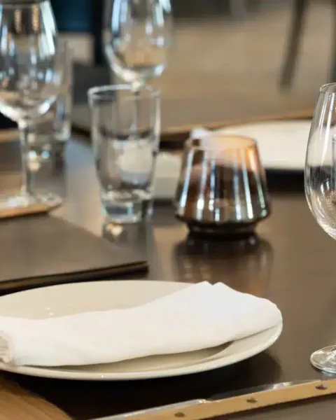 Scandale à Val Thorens : un restaurant condamné à 8 000 € d’amende pour avoir refusé de servir de l’eau du robinet.