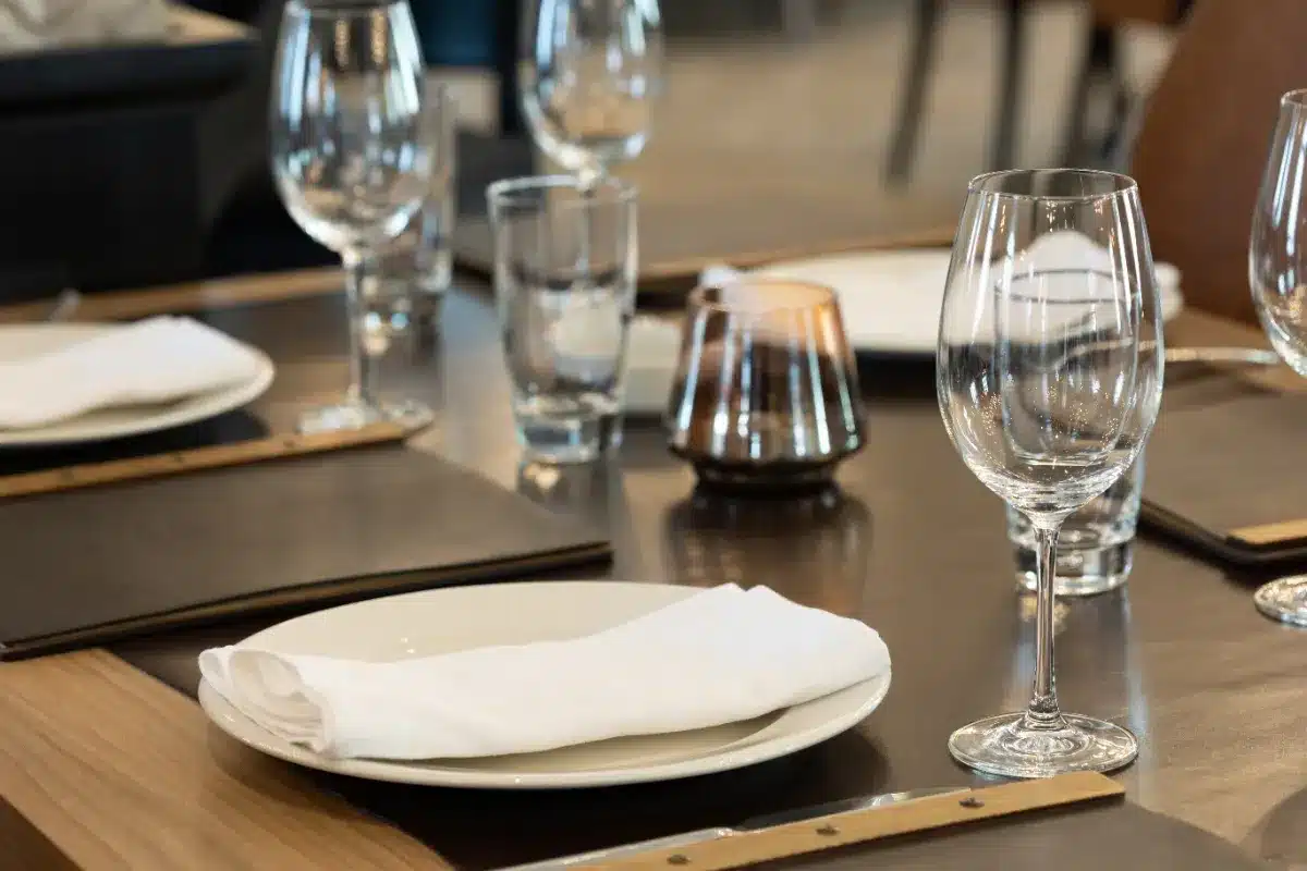 Scandale à Val Thorens : un restaurant condamné à 8 000 € d’amende pour avoir refusé de servir de l’eau du robinet.