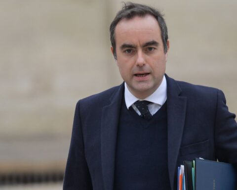 Sébastien Lecornu annonce une loi d'urgence pour l'agriculture prévue en mars