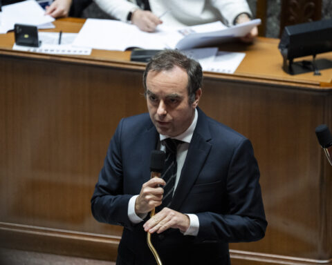 Sébastien Lecornu annoncera sa décision sur l'adoption du budget 2026 d'ici mardi
