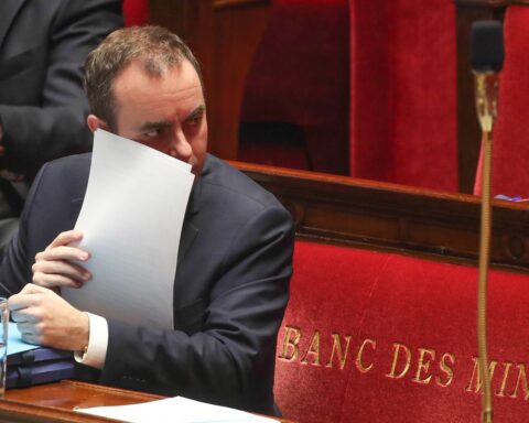 Sébastien Lecornu envisage des changements gouvernementaux après l'adoption du budget