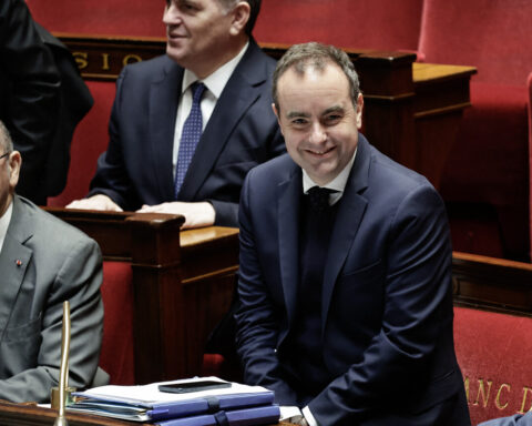 Sébastien Lecornu évite une première motion de censure, le budget 2026 sur le point d'être adopté