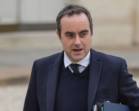 Sébastien Lecornu s'adresse aux agriculteurs avant des réunions avec les syndicats à Matignon