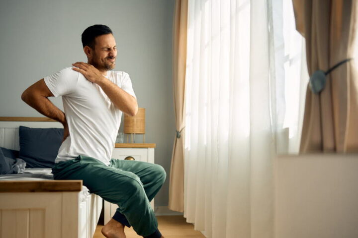 Solutions pour soulager les nerfs coincés : kinésithérapie, ostéopathie et chirurgie