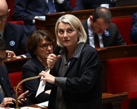 Stéphanie Rist remporte la législative partielle dans le Loiret et reste ministre de la Santé