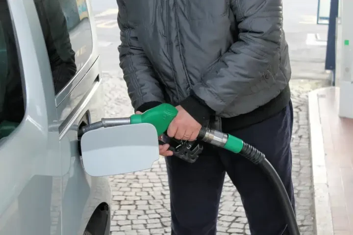 Taxe E85 et malus renforcé : les décisions controversées sur l'automobile abandonnées par le budget.