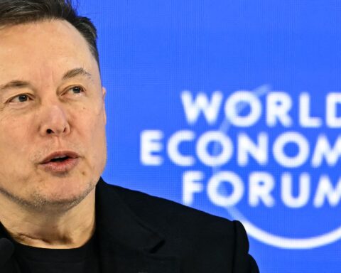 Tesla enregistre une perte de 239 millions de dollars due à la chute du bitcoin au quatrième trimestre 2025