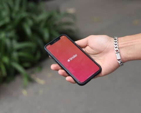 Tinder s'engage pour inciter les jeunes à voter lors des municipales de 2026