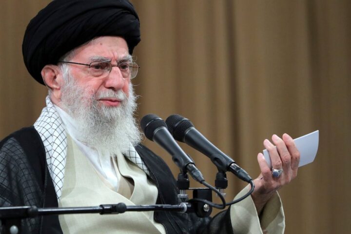 Trump appelle à un "nouveau leadership" en Iran après des publications de Khamenei