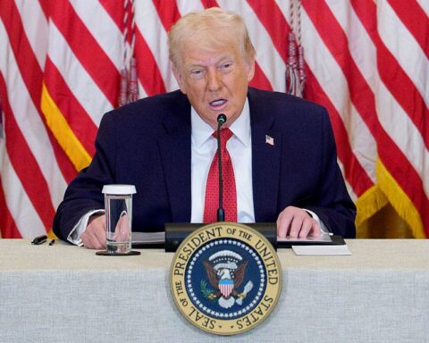 Trump menace d'imposer des tarifs pour soutenir son projet sur le Groenland