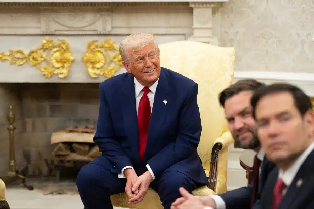 "Trump prêt à imposer des taxes de 100 % au Canada pour contrer un accord avec Pékin"