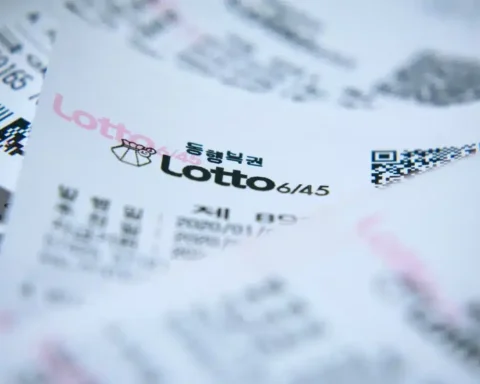 Un mathématicien remporte 14 fois le Loto : la stratégie secrète qui inquiète les autorités.