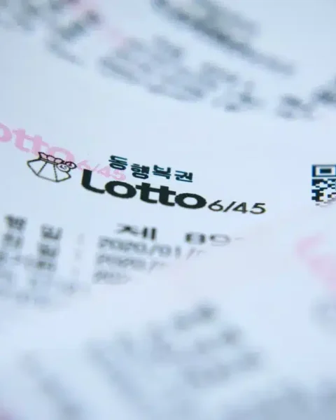 Un mathématicien remporte 14 fois le Loto : la stratégie secrète qui inquiète les autorités.