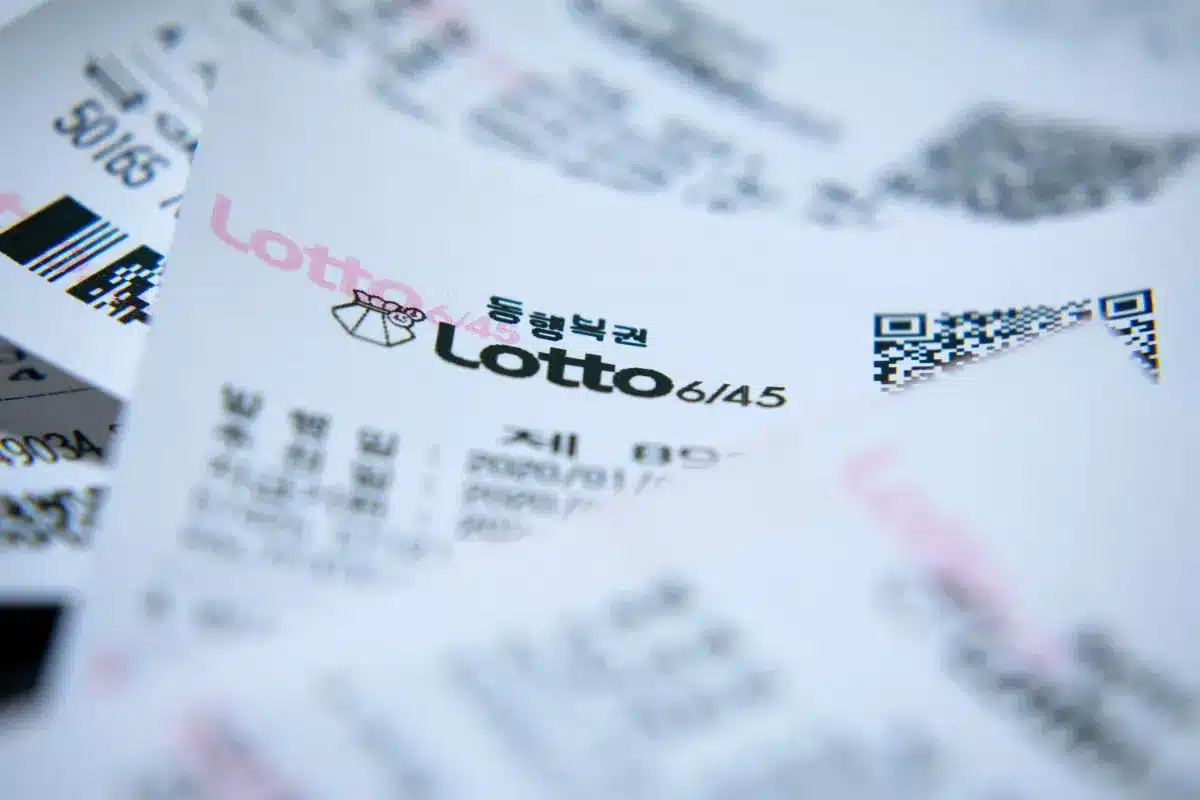 Un mathématicien remporte 14 fois le Loto : la stratégie secrète qui inquiète les autorités.
