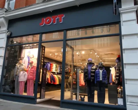 « Une bataille inachevée : la chute soudaine d'une marque emblématique de doudounes »