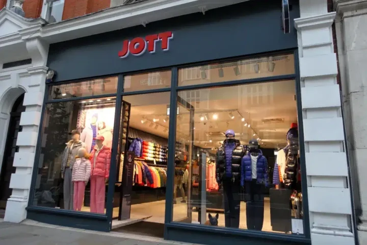 « Une bataille inachevée : la chute soudaine d'une marque emblématique de doudounes »