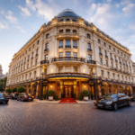 LVMH conserve un hôtel de luxe à Saint-Pétersbourg tout en masquant ses liens avec la Russie