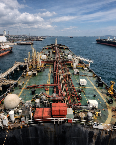 Pétrole russe et flotte de l'ombre: les défis des sanctions contre les terminaux portuaires