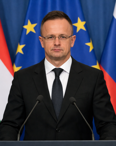 Le ministre hongrois des Affaires étrangères dénonce une transformation de l'UE en alliance militaire dirigée contre Moscou