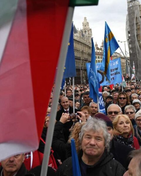 À l’approche du scrutin du 12 avril, le Fidesz déploie l’ensemble de l’appareil d’État
