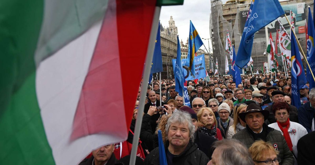 À l’approche du scrutin du 12 avril, le Fidesz déploie l’ensemble de l’appareil d’État