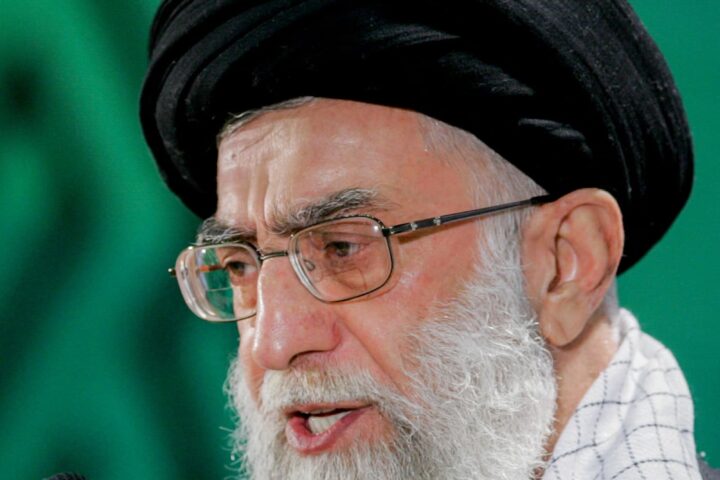 Ali Khamenei, ancien leader suprême de l'Iran, tué lors de frappes américaines et israéliennes
