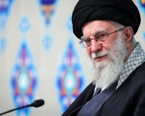 Attaque américano-israélienne en Iran : la résidence de l'ayatollah Khamenei détruite, plusieurs ministères touchés