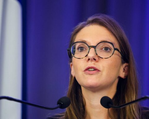 Aurore Bergé appelle la gauche à rompre avec LFI avant les municipales de 2026