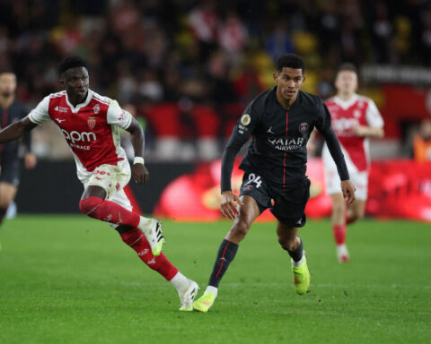 Barrages de la Ligue des champions : le PSG cherche à rebondir contre l'AS Monaco, tandis que le XV de France réalise un exploit avec un nouveau record de médailles.